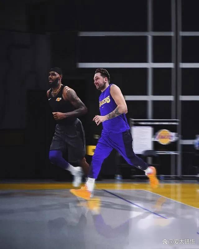 转会期体能课后,洛杉矶湖人复出首秀备战NBA季后赛,震撼外界,更衣室氛围转暖的简单介绍 转会期体能课后,洛杉矶湖人复出首秀备战NBA季后赛,震撼外界,更衣室氛围转暖的简单介绍