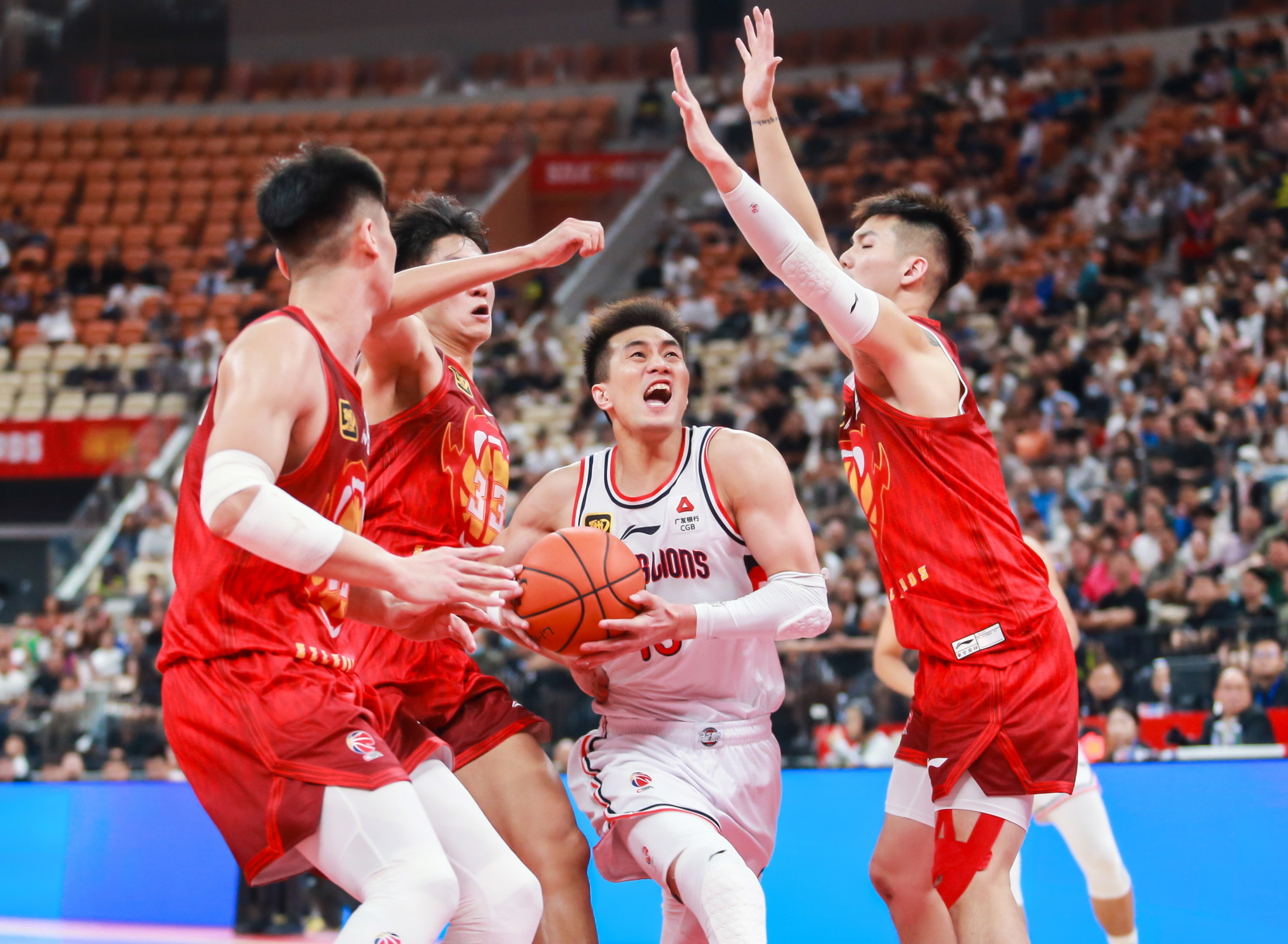 小苍解说视频-中超今夜走向成谜，广州队遗憾出局，目标明确，身体对抗强度拉满