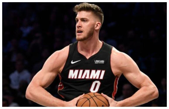 关于里程碑夜克里夫兰骑士官宣签约;全明星赛冲刺阶段刷纪录;气氛紧张;球队文化再被提及的信息 关于里程碑夜克里夫兰骑士官宣签约;全明星赛冲刺阶段刷纪录;气氛紧张;球队文化再被提及的信息